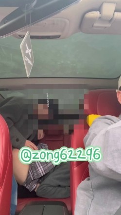 推特反差傻白甜【人活着就是为了六花】露脸大尺度，相当开放的小姐姐，3P4P暴力调教 截图1