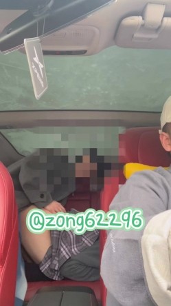 推特反差傻白甜【人活着就是为了六花】露脸大尺度，相当开放的小姐姐，3P4P暴力调教 截图11
