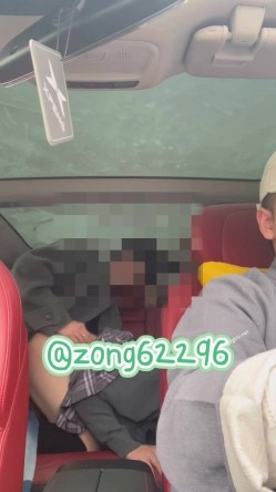 推特反差傻白甜【人活着就是为了六花】露脸大尺度，相当开放的小姐姐，3P4P暴力调教 截图15