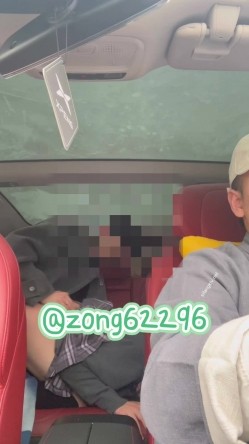 推特反差傻白甜【人活着就是为了六花】露脸大尺度，相当开放的小姐姐，3P4P暴力调教 截图16