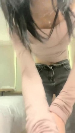 【一只兔叽吖】校花双女神~!尺度升级~完全放飞~无套群P，小妹妹挺漂亮，被干得娇喘阵阵 截图1