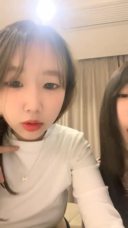 【一只兔叽吖】校花双女神~!尺度升级~完全放飞~无套群P，小妹妹挺漂亮，被干得娇喘阵阵 截图3