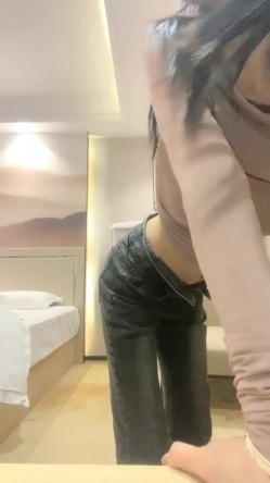 【一只兔叽吖】校花双女神~!尺度升级~完全放飞~无套群P，小妹妹挺漂亮，被干得娇喘阵阵 截图5