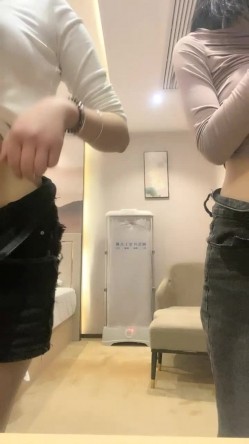 【一只兔叽吖】校花双女神~!尺度升级~完全放飞~无套群P，小妹妹挺漂亮，被干得娇喘阵阵 截图6