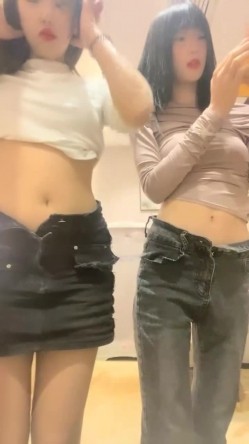 【一只兔叽吖】校花双女神~!尺度升级~完全放飞~无套群P，小妹妹挺漂亮，被干得娇喘阵阵 截图7
