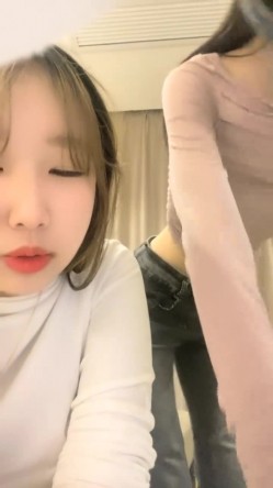 【一只兔叽吖】校花双女神~!尺度升级~完全放飞~无套群P，小妹妹挺漂亮，被干得娇喘阵阵 截图8