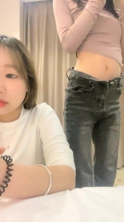 【一只兔叽吖】校花双女神~!尺度升级~完全放飞~无套群P，小妹妹挺漂亮，被干得娇喘阵阵 截图10