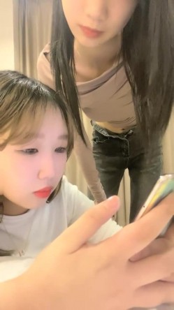 【一只兔叽吖】校花双女神~!尺度升级~完全放飞~无套群P，小妹妹挺漂亮，被干得娇喘阵阵 截图11
