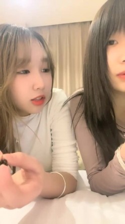 【一只兔叽吖】校花双女神~!尺度升级~完全放飞~无套群P，小妹妹挺漂亮，被干得娇喘阵阵 截图12