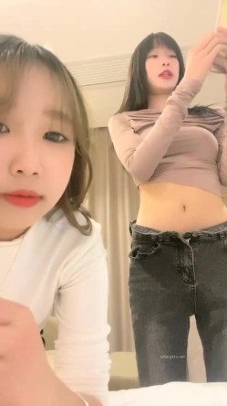 【一只兔叽吖】校花双女神~!尺度升级~完全放飞~无套群P，小妹妹挺漂亮，被干得娇喘阵阵 截图13