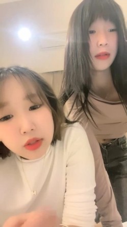 【一只兔叽吖】校花双女神~!尺度升级~完全放飞~无套群P，小妹妹挺漂亮，被干得娇喘阵阵 截图14