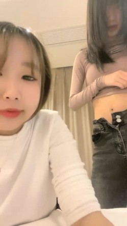 【一只兔叽吖】校花双女神~!尺度升级~完全放飞~无套群P，小妹妹挺漂亮，被干得娇喘阵阵 截图16
