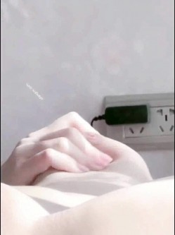 露脸反差小仙女『小屁大王』更新合集，另加21min插入片段，可御可萝完美露脸 被操得淫相毕露 每一下都插的好深 截图7