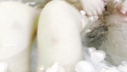 《最新泄密反差尤物》推特极品网红巨乳女神【九儿温柔妹妹】定制私拍，与闺蜜泡欲诱惑互摸百合裸舞COS警服 截图4
