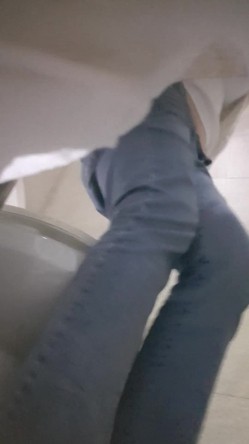 高手潜入夜店躲藏女厕障碍物做掩护现场实拍各种丝袜蕾丝内裤大长腿美眉方便气质不输明星美女先吐后尿 截图1