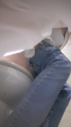 高手潜入夜店躲藏女厕障碍物做掩护现场实拍各种丝袜蕾丝内裤大长腿美眉方便气质不输明星美女先吐后尿 截图2