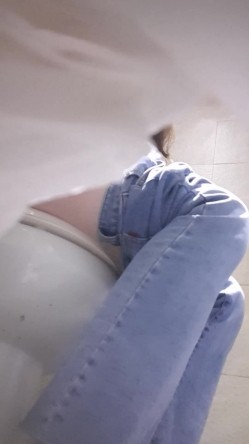 高手潜入夜店躲藏女厕障碍物做掩护现场实拍各种丝袜蕾丝内裤大长腿美眉方便气质不输明星美女先吐后尿 截图3