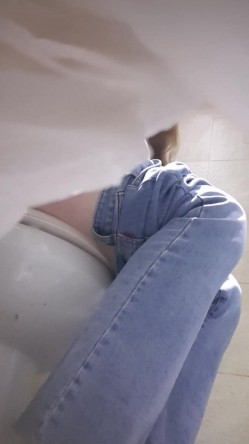 高手潜入夜店躲藏女厕障碍物做掩护现场实拍各种丝袜蕾丝内裤大长腿美眉方便气质不输明星美女先吐后尿 截图4