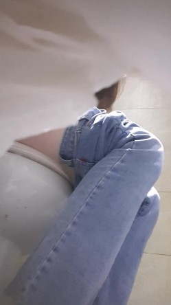 高手潜入夜店躲藏女厕障碍物做掩护现场实拍各种丝袜蕾丝内裤大长腿美眉方便气质不输明星美女先吐后尿 截图5