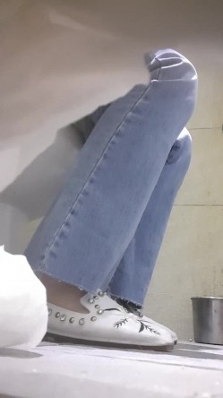 高手潜入夜店躲藏女厕障碍物做掩护现场实拍各种丝袜蕾丝内裤大长腿美眉方便气质不输明星美女先吐后尿 截图6