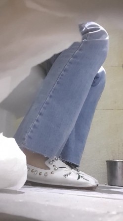 高手潜入夜店躲藏女厕障碍物做掩护现场实拍各种丝袜蕾丝内裤大长腿美眉方便气质不输明星美女先吐后尿 截图7