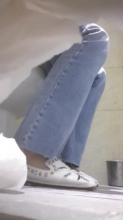 高手潜入夜店躲藏女厕障碍物做掩护现场实拍各种丝袜蕾丝内裤大长腿美眉方便气质不输明星美女先吐后尿 截图8