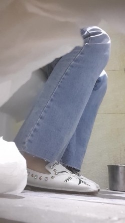 高手潜入夜店躲藏女厕障碍物做掩护现场实拍各种丝袜蕾丝内裤大长腿美眉方便气质不输明星美女先吐后尿 截图9