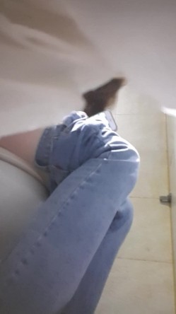 高手潜入夜店躲藏女厕障碍物做掩护现场实拍各种丝袜蕾丝内裤大长腿美眉方便气质不输明星美女先吐后尿 截图10