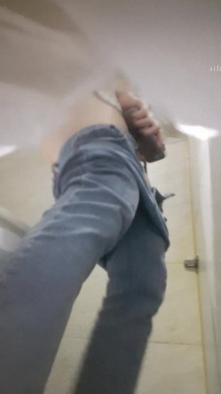 高手潜入夜店躲藏女厕障碍物做掩护现场实拍各种丝袜蕾丝内裤大长腿美眉方便气质不输明星美女先吐后尿 截图11