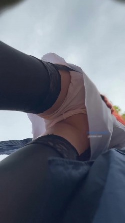 大神漫展尾随偷拍美女裙底风光 ️吊带袜靓女逛街。去厕所把内裤塞进沟里了 截图7