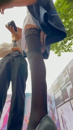 大神漫展尾随偷拍美女裙底风光 ️吊带袜靓女逛街。去厕所把内裤塞进沟里了 截图14