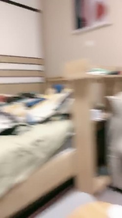 肉肉的妹子，一个人床上第一视角自慰，毛毛很多性欲很强，全湿透了，掰穴自慰 截图14