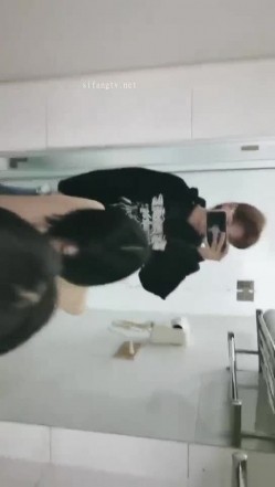 【泄密资源】郑州师范大一新生蒋小雅开房对面男宿舍围观 稀缺资源值得收藏 截图4
