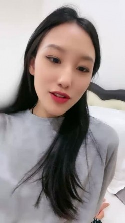 近期下海性感小姐姐！168CM大长腿！情趣肚兜，假屌抽插微毛骚穴，掰开特写，娇喘呻吟诱惑 截图3