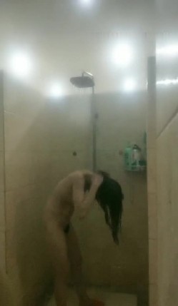 最新流出坑爹女主播潜入洗浴中心偷拍妹子们淋浴搓澡淋浴间的妹子身材还不错 截图3
