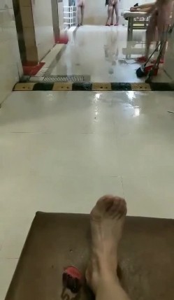最新流出坑爹女主播潜入洗浴中心偷拍妹子们淋浴搓澡淋浴间的妹子身材还不错 截图10