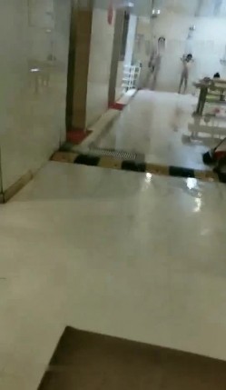 最新流出坑爹女主播潜入洗浴中心偷拍妹子们淋浴搓澡淋浴间的妹子身材还不错 截图11
