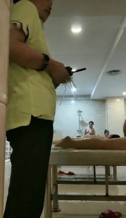 最新流出坑爹女主播潜入洗浴中心偷拍妹子们淋浴搓澡淋浴间的妹子身材还不错 截图13