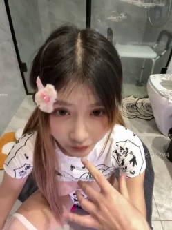 ️性感小野猫【Kiki-2025】极品女神~连体丝袜~吊带丝袜~阿黑颜~开裆牛仔裤~黑丝足交 截图8