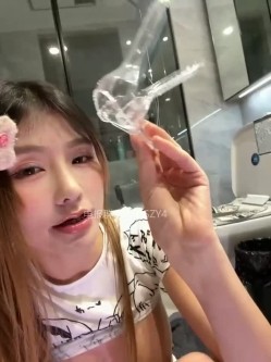️性感小野猫【Kiki-2025】极品女神~连体丝袜~吊带丝袜~阿黑颜~开裆牛仔裤~黑丝足交 截图13