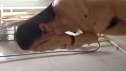 偷偷拍，小女友洗澡：啊啊啊！我要报警了，你准备死了。哈哈哈情侣打闹，不过身材颜值还蛮好耶！ 截图2