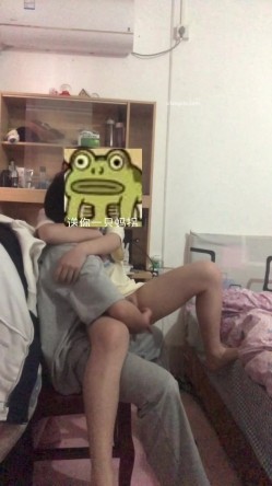 云盘高质泄密！青春学生百合情侣各种日常淫乱自拍，假小子除了没有老二其它完全男性化，啪啪手法娴熟 截图1
