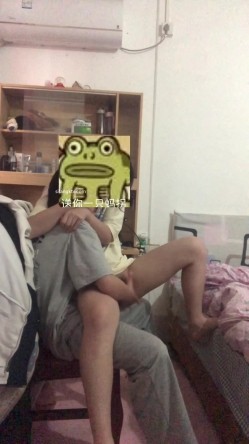 云盘高质泄密！青春学生百合情侣各种日常淫乱自拍，假小子除了没有老二其它完全男性化，啪啪手法娴熟 截图2