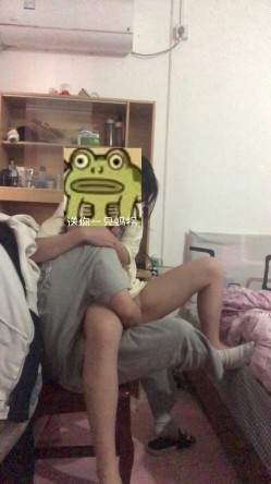 云盘高质泄密！青春学生百合情侣各种日常淫乱自拍，假小子除了没有老二其它完全男性化，啪啪手法娴熟 截图3