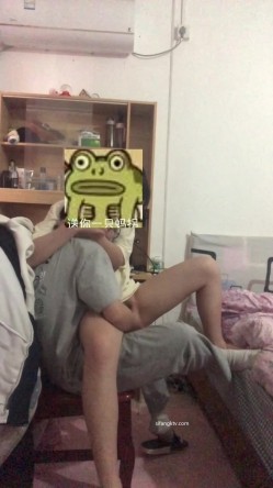 云盘高质泄密！青春学生百合情侣各种日常淫乱自拍，假小子除了没有老二其它完全男性化，啪啪手法娴熟 截图4