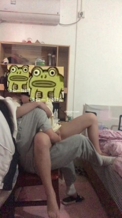 云盘高质泄密！青春学生百合情侣各种日常淫乱自拍，假小子除了没有老二其它完全男性化，啪啪手法娴熟 截图7
