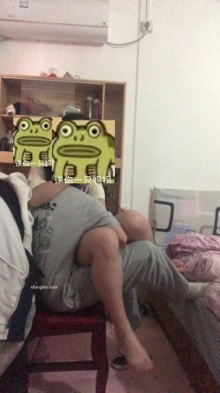 云盘高质泄密！青春学生百合情侣各种日常淫乱自拍，假小子除了没有老二其它完全男性化，啪啪手法娴熟 截图8