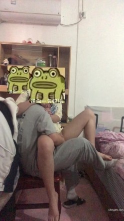 云盘高质泄密！青春学生百合情侣各种日常淫乱自拍，假小子除了没有老二其它完全男性化，啪啪手法娴熟 截图9