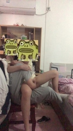 云盘高质泄密！青春学生百合情侣各种日常淫乱自拍，假小子除了没有老二其它完全男性化，啪啪手法娴熟 截图11