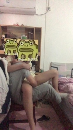 云盘高质泄密！青春学生百合情侣各种日常淫乱自拍，假小子除了没有老二其它完全男性化，啪啪手法娴熟 截图12